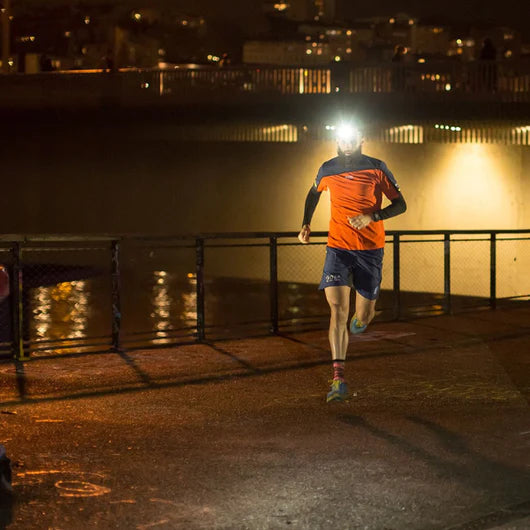 AdventureLight™ Stirnlampe mit 230° Panoramaleuchte